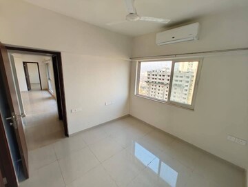 2 BHK Apartment For Rent in Omkar Signet, Malad East