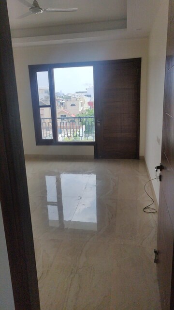 Room in 3 BHK Builder Floor at South City 1 – for Sale
