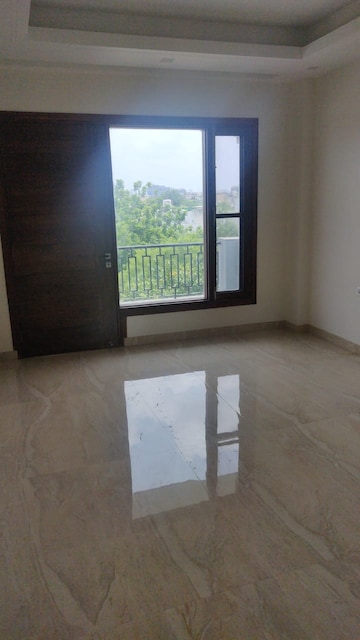 Room in 3 BHK Builder Floor at South City 1 – for Sale
