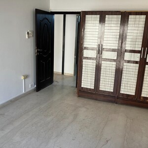 Room in 3 BHK Apartment at Khar West – for Sale