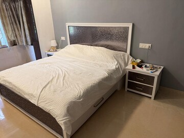 Bedroom in 1 BHK Apartment at Bandra West – for Rent