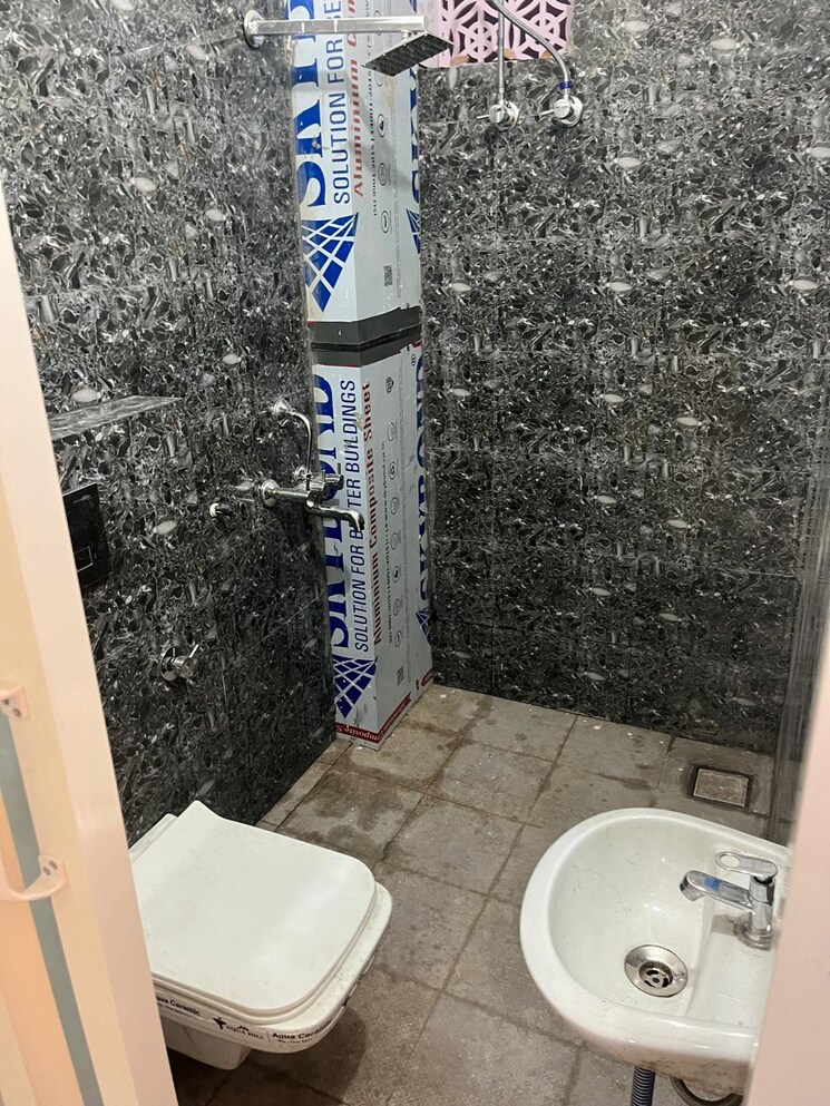 Bathroom, shri-ram-city-1 3 Bedroom 100 Sq.Yd. Independent House In Bisrakh Jalalpur Greater Noida 8523278