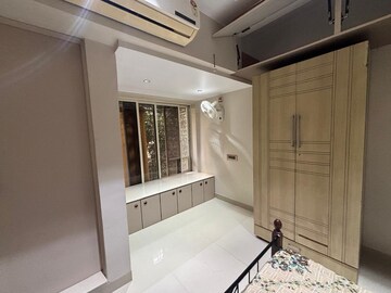 Bedroom in 2.5 BHK Apartment at Khar West – for Rent