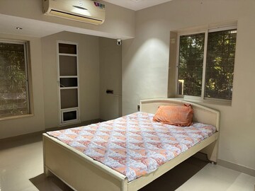 Bedroom in 2.5 BHK Apartment at Khar West – for Rent