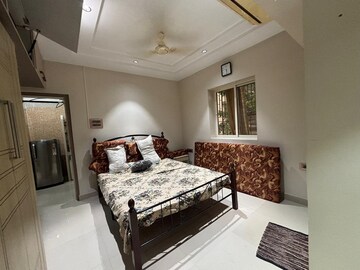 Bedroom in 2.5 BHK Apartment at Khar West – for Rent