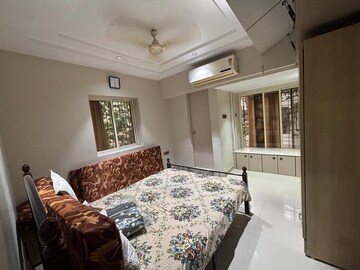 Bedroom in 2.5 BHK Apartment at Khar West – for Rent