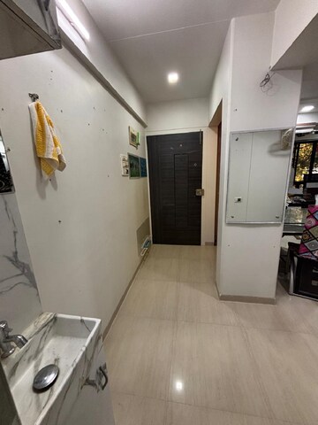 Room in 2.5 BHK Apartment at Khar West – for Rent