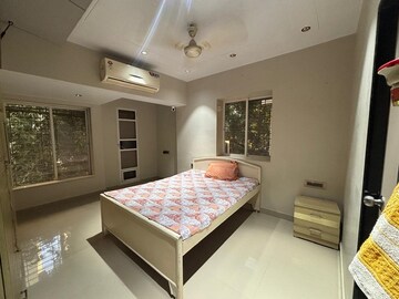 Bedroom in 2.5 BHK Apartment at Khar West – for Rent