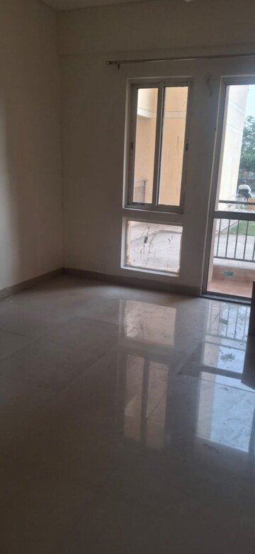 Room in 2 BHK Apartment at Jaypee Greens Kosmos, Sector 134 – for Rent