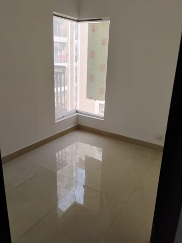 Room in 2 BHK Apartment at Amrapali Golf Homes, Sector 4, Greater Noida – for Sale