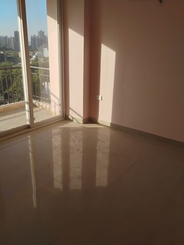 Room in 2.5 BHK Apartment at Amrapali Golf Homes, Sector 4, Greater Noida – for Sale
