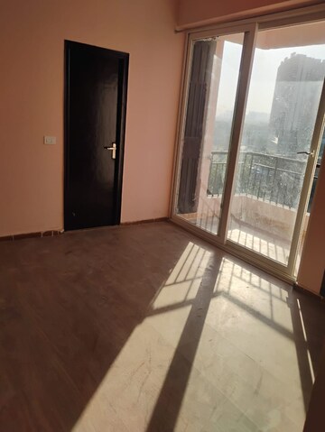 Room in 3 BHK Apartment at Amrapali Golf Homes, Sector 4, Greater Noida – for Rent