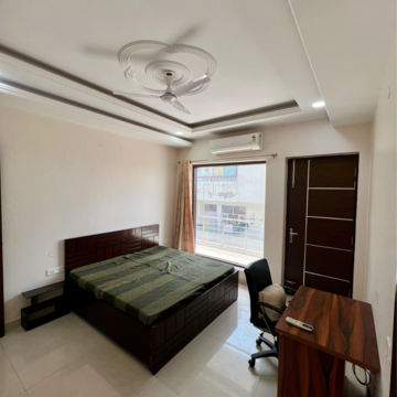 Master Bedroom in 3.5 BHK Builder Floor at Sector 21 – for Rent