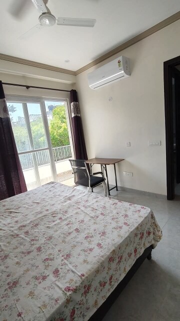 Bedroom in 1 BHK Builder Floor at Sushant Vyapaar Kendra, Sector 43 – for Rent