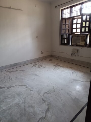 Room in 2 BHK Builder Floor at Sector 28 – for Rent