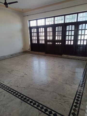 Room in 2 BHK Builder Floor at Sector 28 – for Rent
