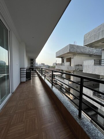 Balcony in 1 BHK Apartment at DLF City Phase V, Dlf Phase V – for Rent