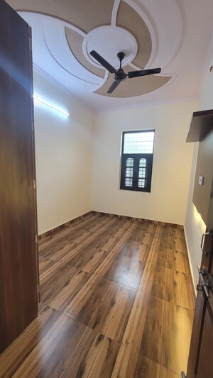 Room in 3 BHK Apartment at Dilshad Garden – for Sale