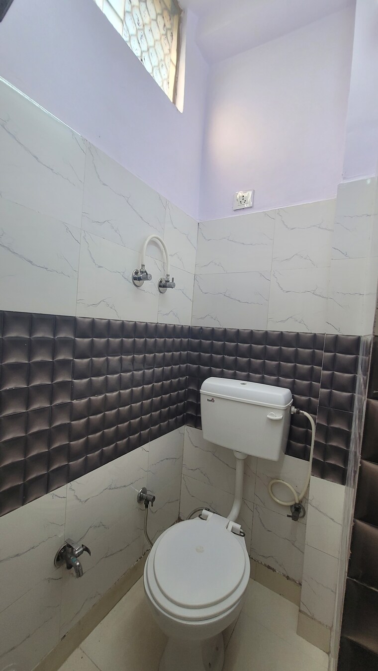 Bathroom, dilshad garden 3 Bedroom 900 Sq.Ft. Apartment In Dilshad Garden Delhi 8524537
