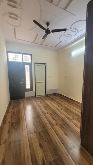 Room in 3 BHK Apartment at Dilshad Garden – for Sale
