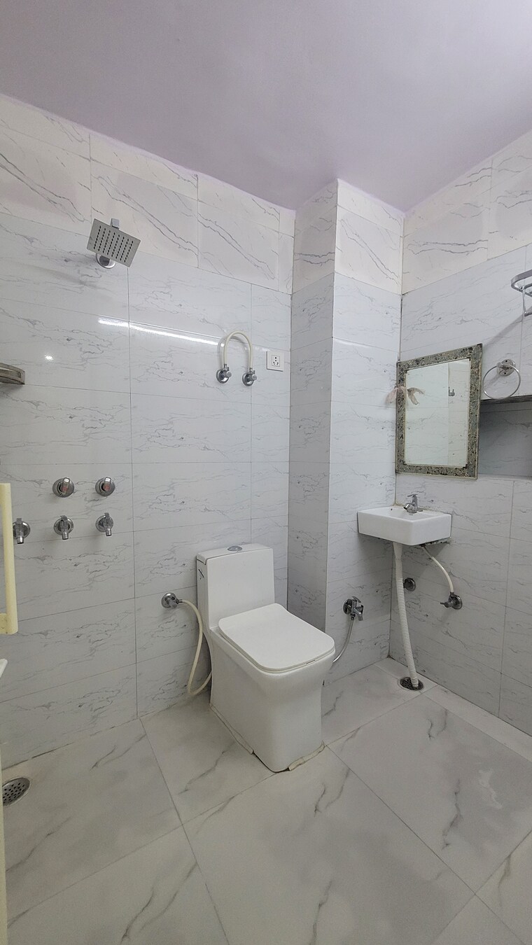 Bathroom, dilshad garden 3 Bedroom 900 Sq.Ft. Apartment In Dilshad Garden Delhi 8524537