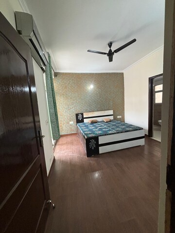 Room in 3 BHK Apartment at Amrapali Silicon City, Sector 76 – for Rent