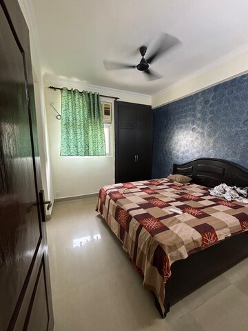Room in 3 BHK Apartment at Amrapali Silicon City, Sector 76 – for Rent