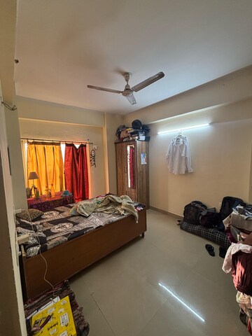 Room in 3 BHK Apartment at Amrapali Silicon City, Sector 76 – for Rent
