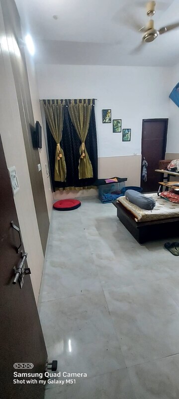 Room in 3 BHK Builder Floor at Dhakoli Village – for Rent