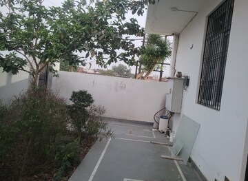 1 BHK Villa – Garden View at Aliganj - for Rent