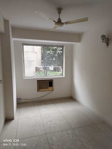 Room in 3 BHK Apartment at DLF Ridgewood Estate, Dlf Phase iv – for Sale