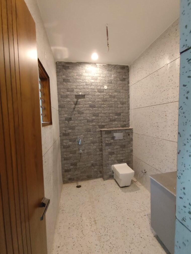 Bathroom, prem-satyam-swastik-apartment 3.5 Bedroom 216 Sq.Yd. Independent House In Patiala Road Zirakpur 8526018