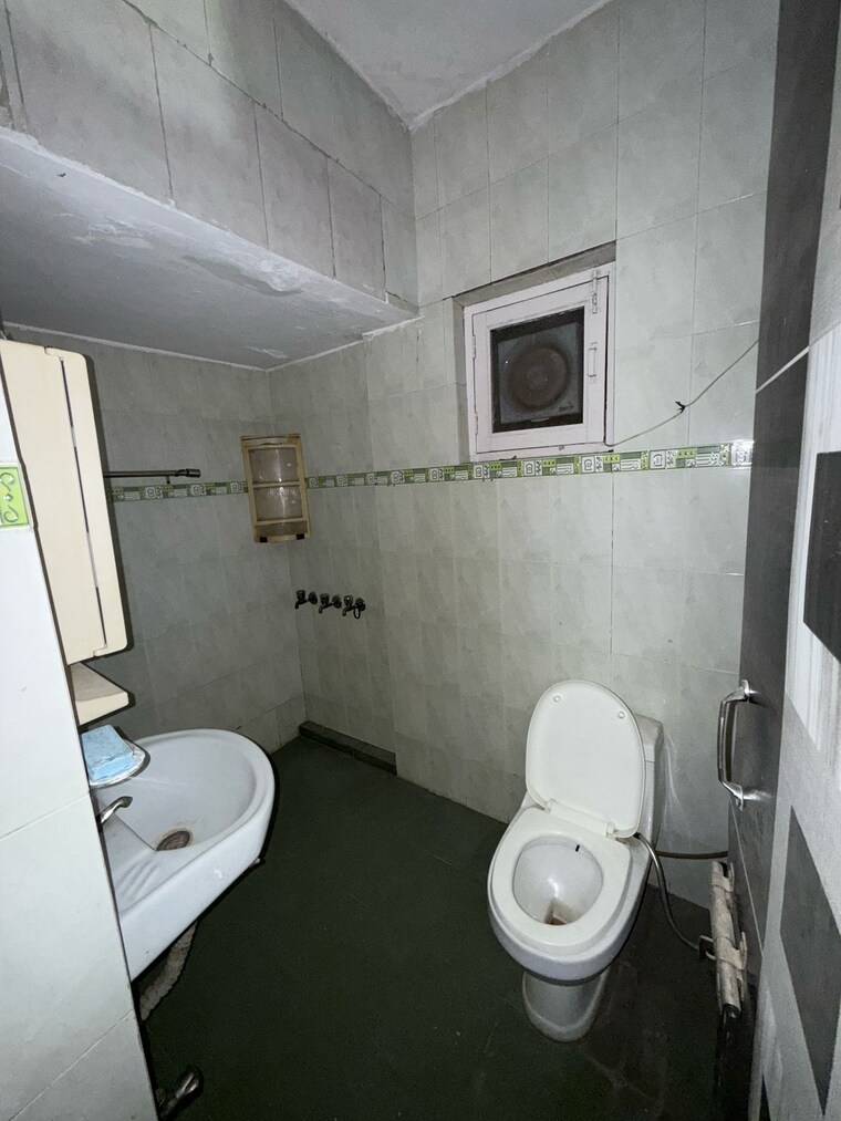 Attached Bathroom, govindpuri 3 Bedroom 600 Sq.Ft. Builder Floor In Govindpuri Delhi 8526077