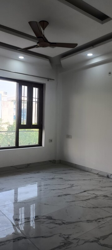Room in 3 BHK Villa at Sector 105 – for Rent