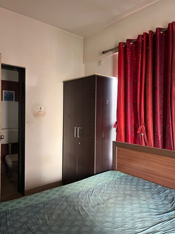 Room in 3 BHK Apartment at Sanas Classic, Lulla Nagar – for Rent