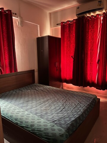 Room in 3 BHK Apartment at Sanas Classic, Lulla Nagar – for Rent