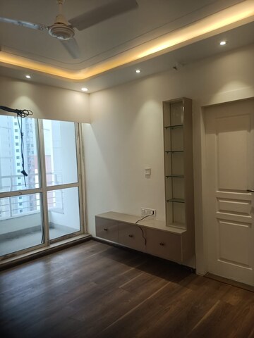 Room in 3.5 BHK Apartment at Jaypee Greens Kosmos, Sector 134 – for Rent