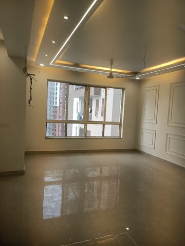 Room in 3.5 BHK Apartment at Jaypee Greens Kosmos, Sector 134 – for Rent
