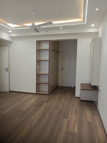Room in 3.5 BHK Apartment at Jaypee Greens Kosmos, Sector 134 – for Rent