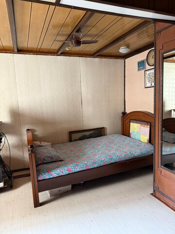 Room in 4 BHK Apartment at Colaba – for Rent
