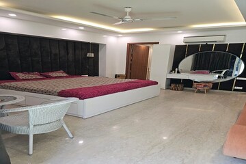Room in 4 BHK Builder Floor at RBC II, Sushant Lok I – for Rent