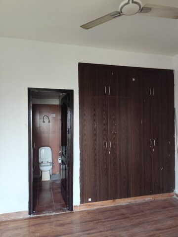 Room in 3 BHK Apartment at Aims Golf Avenue I, Sector 75 – for Rent