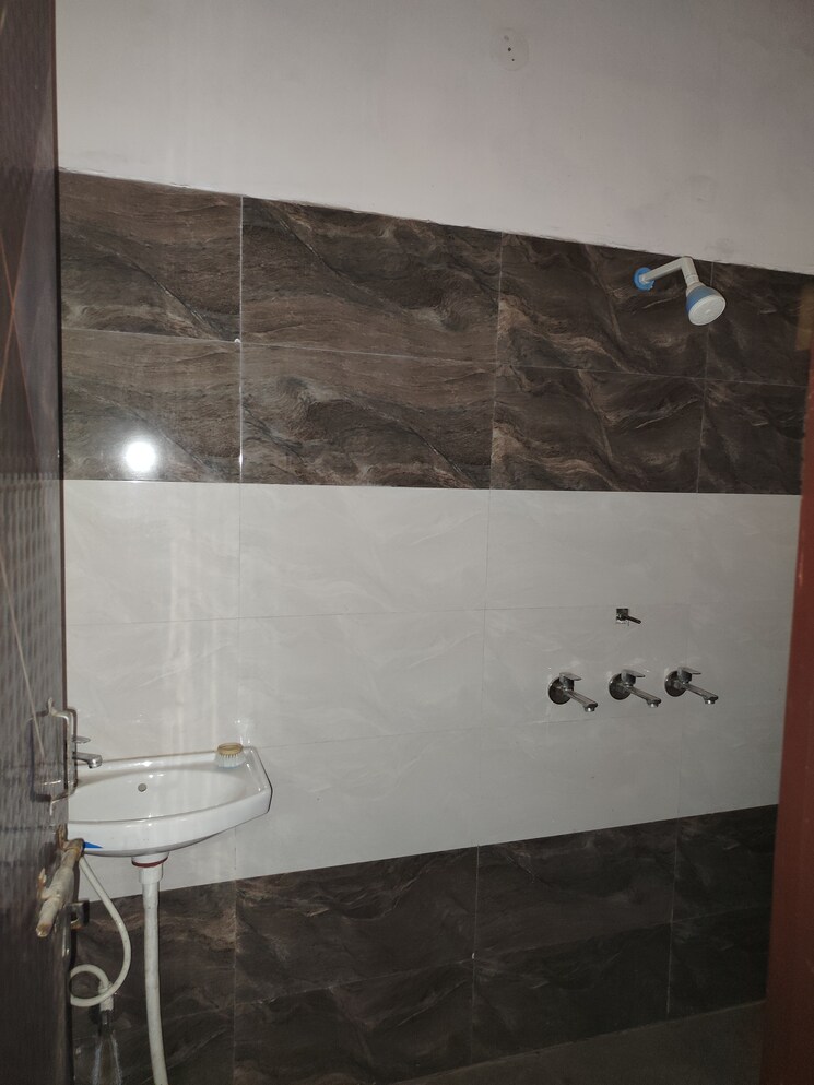 Bathroom, sector 02 2.5 Bedroom 150 Sq.Yd. Builder Floor In Sector 02 Bahadurgarh 8526773