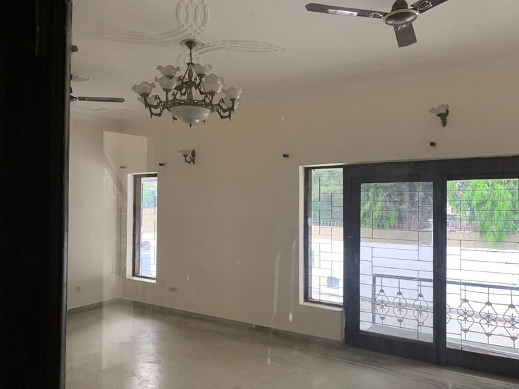Room, sector 31 4 Bedroom 500 Sq.Yd. Independent House In Sector 31 Gurgaon 8527123