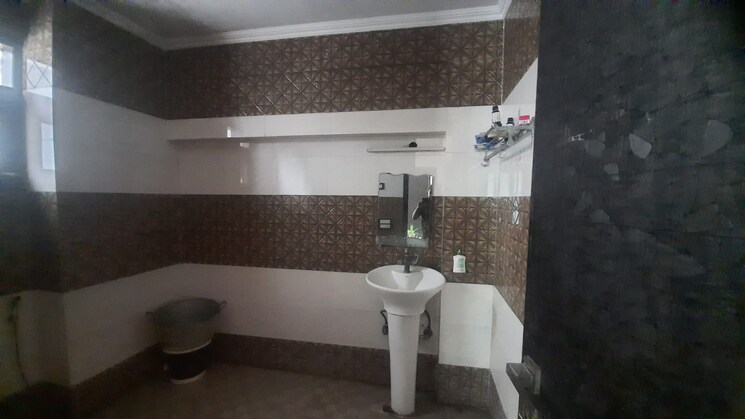Attached Bathroom, rwa-apartments 6 Bedroom 250 Sq.Mt. Independent House In Sector 31 Noida 8527350