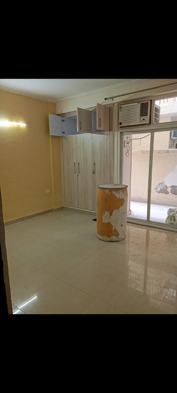 Room in 3 BHK Apartment at Amrapali Dream Valley, Tech Zone 4 Greater Noida – for Rent