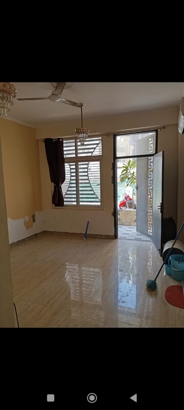 Room in 3 BHK Apartment at Amrapali Dream Valley, Tech Zone 4 Greater Noida – for Rent