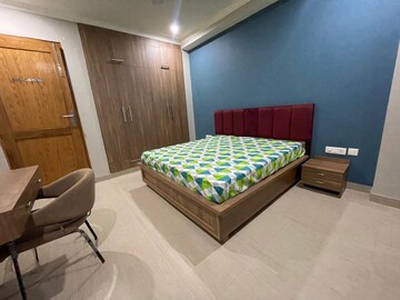 Room in 3 BHK Builder Floor at DLF Centre Court, Sector 42 – for Rent