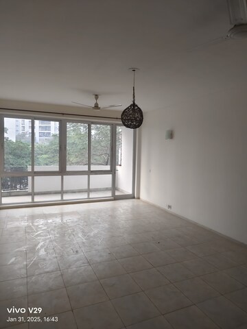 Room in 4 BHK Apartment at DLF Trinity Towers, Dlf Phase V – for Rent