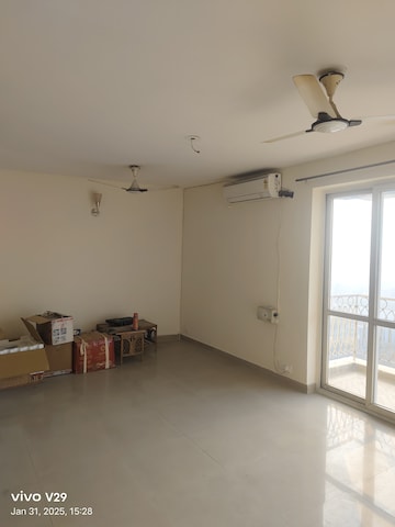 Room in 4 BHK Apartment at DLF Trinity Towers, Dlf Phase V – for Rent